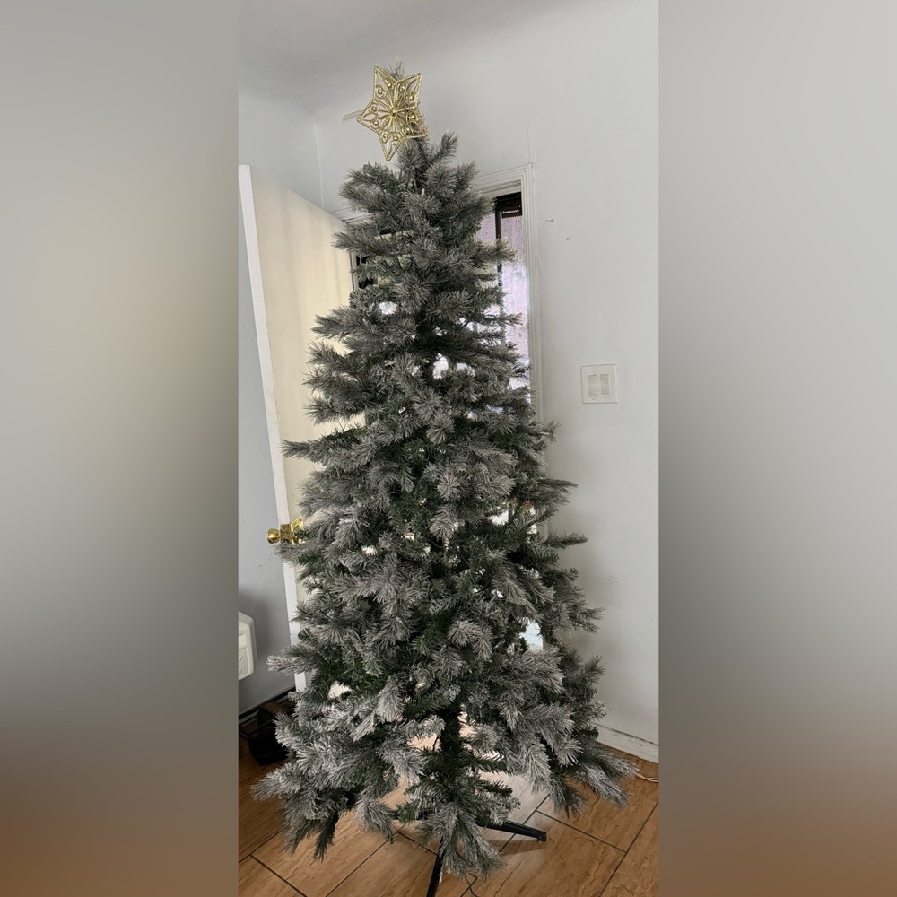 Gold Star Holiday Tree Topper - Picture 5 of 5